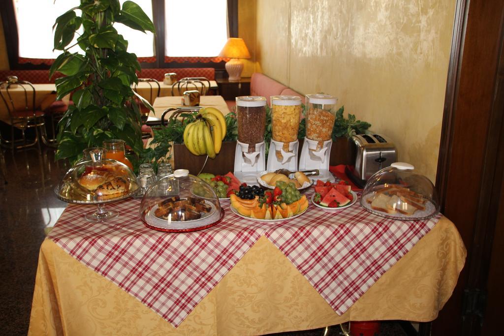 Albergo Ristorante Leon D'Oro Новента-ди-Пьяве Экстерьер фото