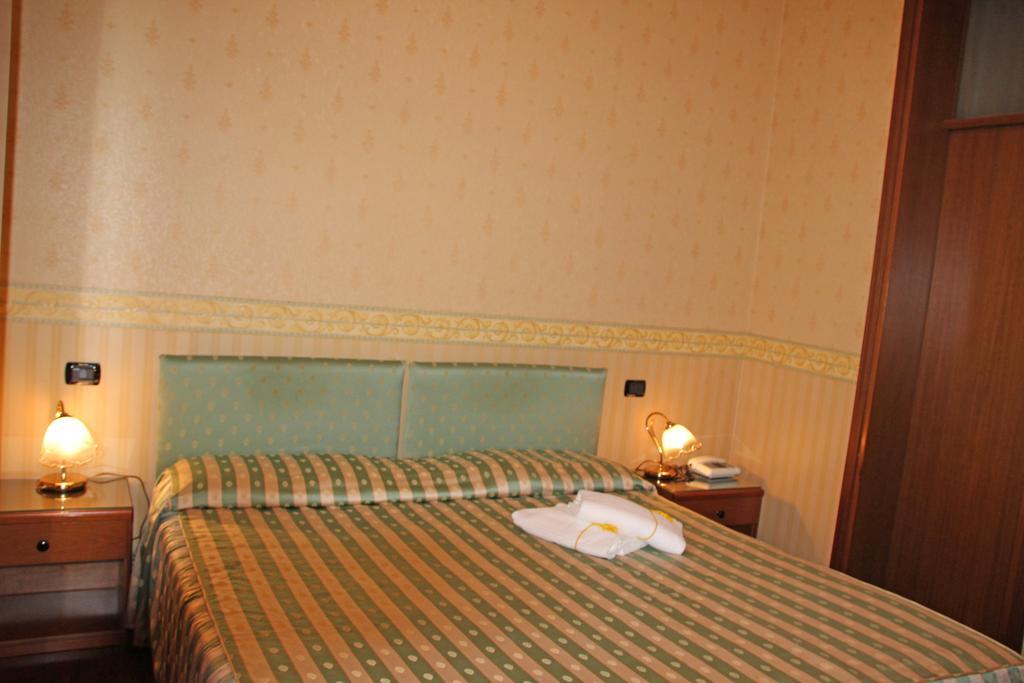 Albergo Ristorante Leon D'Oro Новента-ди-Пьяве Экстерьер фото