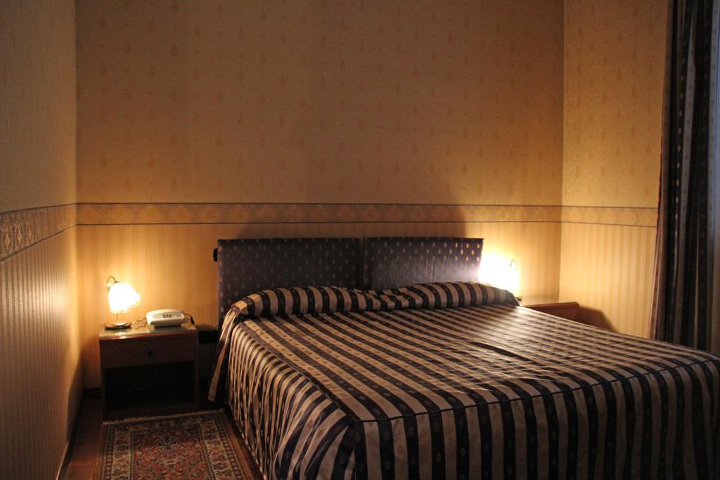 Albergo Ristorante Leon D'Oro Новента-ди-Пьяве Экстерьер фото