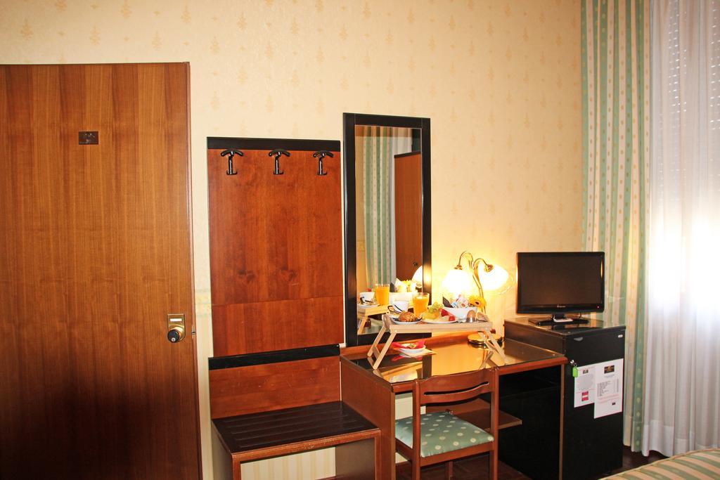 Albergo Ristorante Leon D'Oro Новента-ди-Пьяве Экстерьер фото