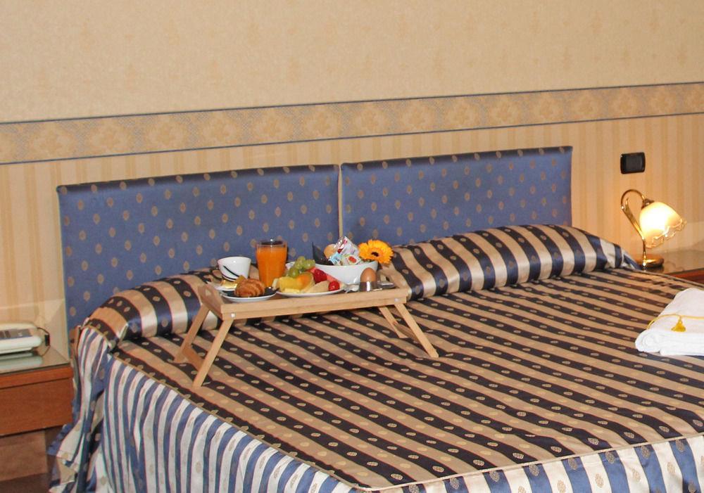 Albergo Ristorante Leon D'Oro Новента-ди-Пьяве Экстерьер фото