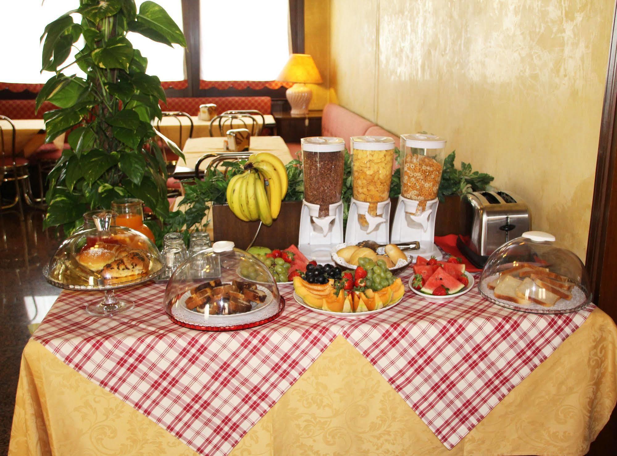 Albergo Ristorante Leon D'Oro Новента-ди-Пьяве Экстерьер фото